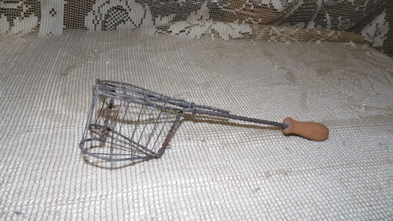 VINTAGE PRIMITIVE BALE WIRE HEART DESIGN RUSTIC WOOD HANDLE BASKET HOLDER