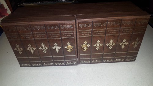 VINTAGE ENCYCLOPEDIA OF MUSIC 8-TRACK BROWN CASE HOLDS 24