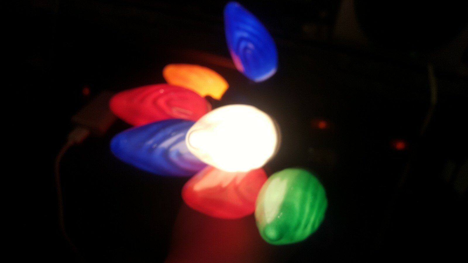 Vintage Noma Christmas 7 Light Swirl C-9 Ceramic Coated Bulbs Beads