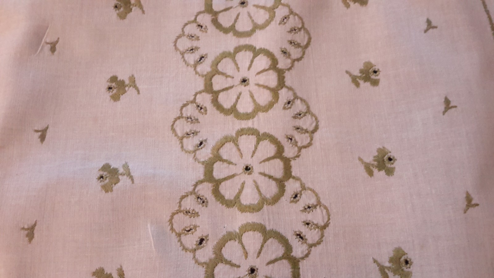 Vintage Pretty White Sage Green Embroidered Runner Scalloped Bprder