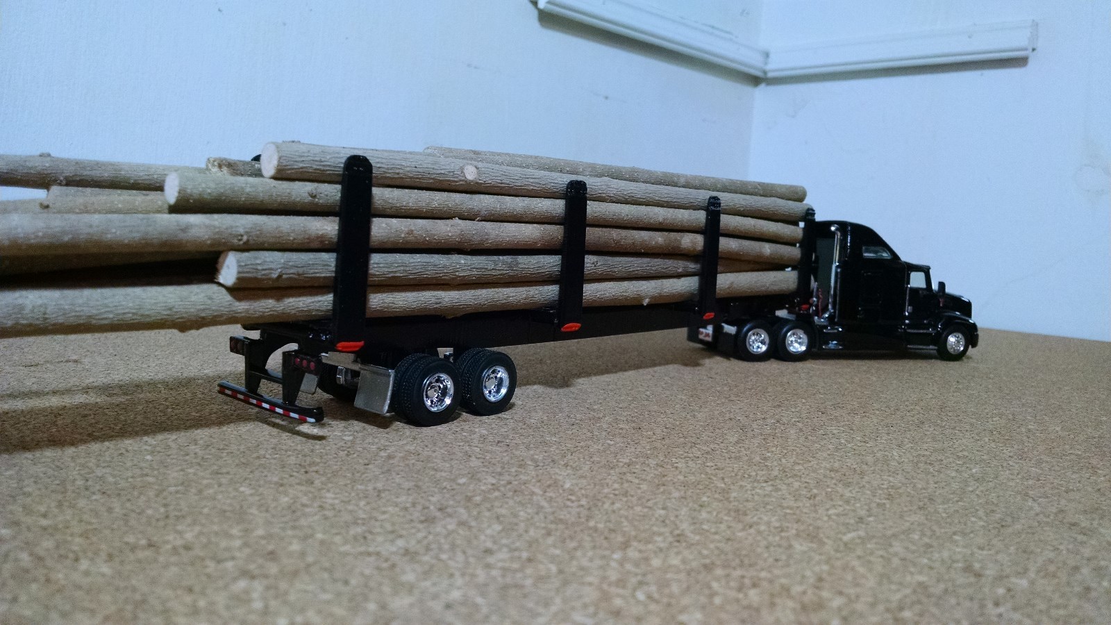 1/64 Kenworth & Custom Logging Trailer with Logs  ( C )