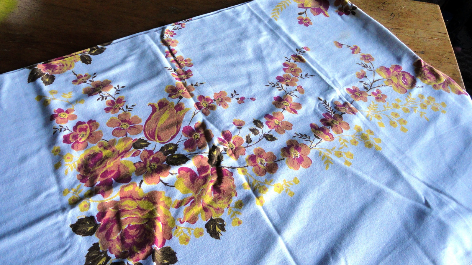 Lovely Vintage Floral Cotton Tablecloth-51x72 (6489)