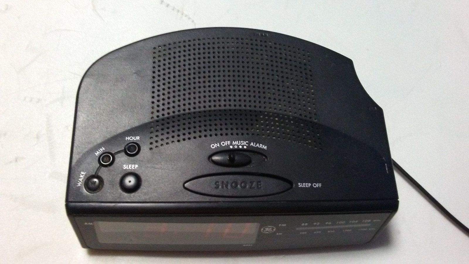 GE FM/AM Clock Radio Model 7-4815 A