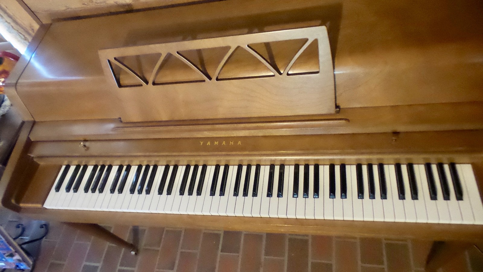 YAMAHA CONSOLE PIANO BEAUTIFUL WALNUT.    RIVERSIDE,  CA  92506
