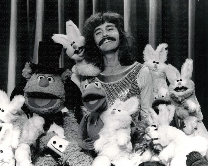 DOUG HENNING WITH MUPPETS (1980) / Magician Photo Reprint