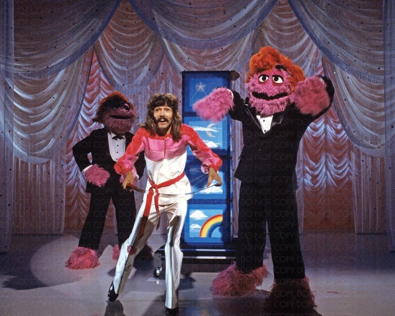 DOUG HENNING PERFROMING ON THE MUPPET SHOW (1980) / Magician Photo Reprint