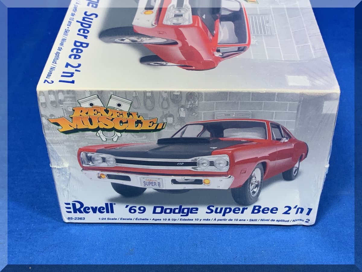 REVELL '69 DODGE SUPER BEE MUSCLE CAR 1/24 SCALE MODEL KIT 2005 VERSION BOX ART