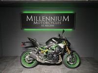 2024 KAWASAKI Z900 SE ZR900MRFNN IN METALLIC SPARK BLACK.