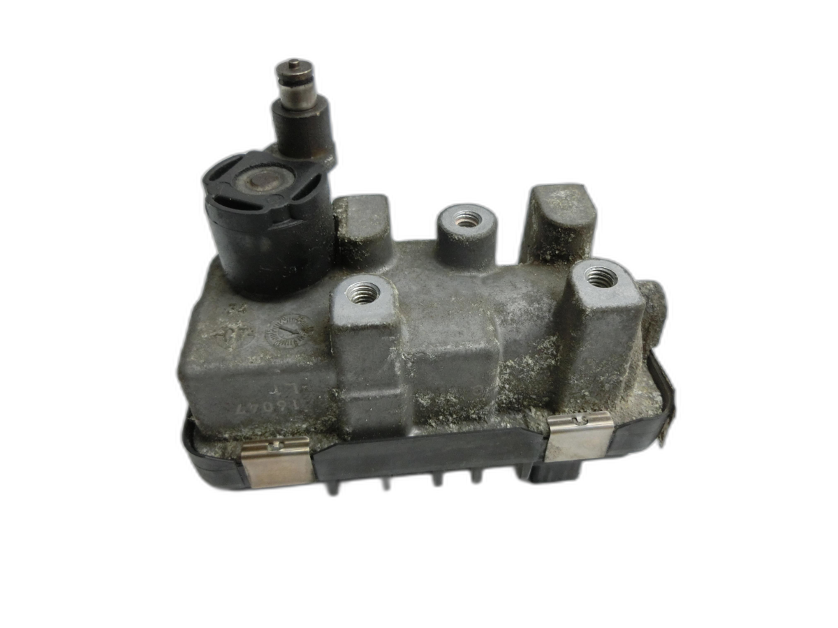 Audi A8 4E D3 05-07 TDI 4,2 240KW Druckregler für Turbolader Rechts  - Bild 1