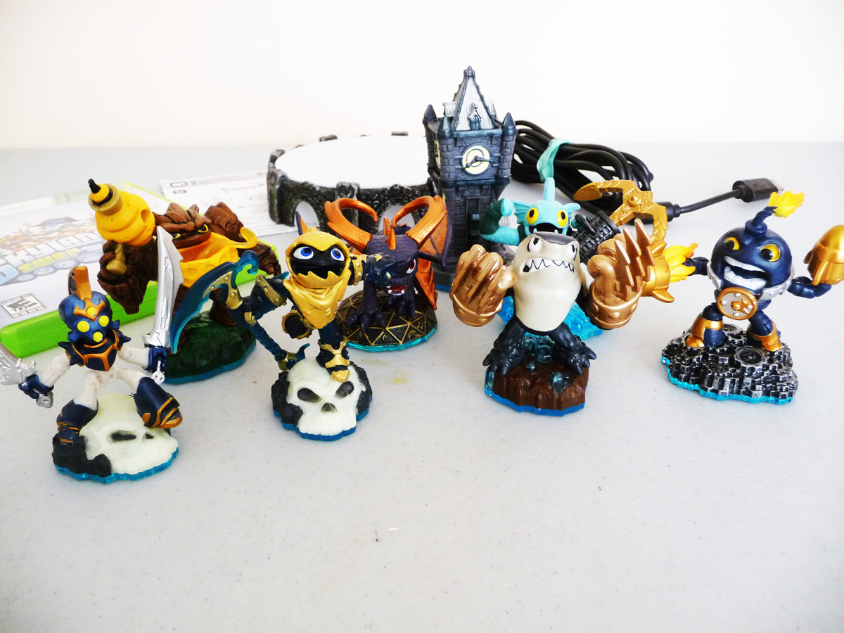 Lot of 8 SKYLANDERS SWAP FORCE + X BOX 360 Game + PORTAL +Carry/Display Case