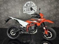 KTM 125 SMC-R 2025 *SAVE £500 AND WITH FREE QUICKSHIFTER!*