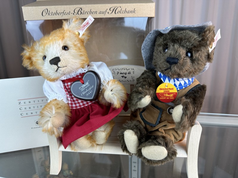 Pelouche 670381 Oktoberfest Ourson Avec Banc En Bois - ÃTat Parfait 'Certifi