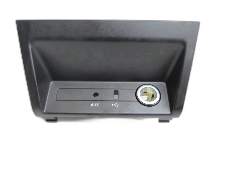 Skoda Fabia III NJ 14-18 Blende Innen Einbaurahmen für AUX USB Skoda Fabia III NJ 14-18 22.01.2016 gebraucht Bild 1
