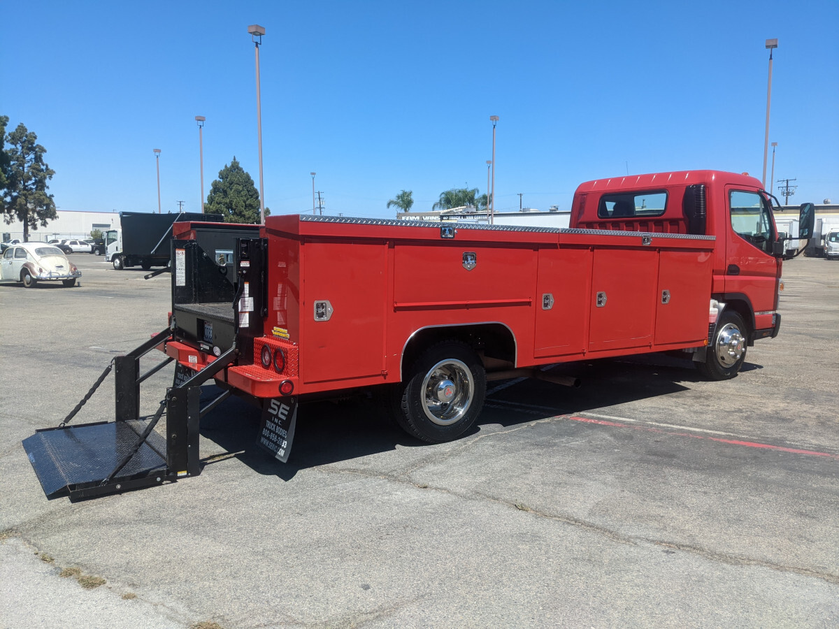 2020 Mitsubishi Fuso FE160 Utility Truck with Liftgate 53072 Miles 6.0L V8