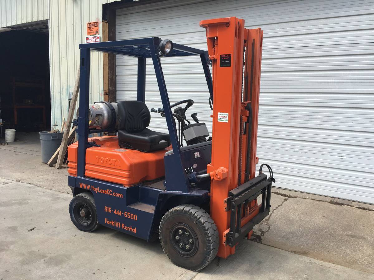 TOYOTA  PNEUMATIC  5000 LB FORK LIFT