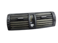 BMW E88 120d LCI 08-11 Luftdusche Luftdüse Mitte BMW E88 120d LCI 08-11 11.03.2010 7059189 7059189-13 gebraucht Vorschau 1