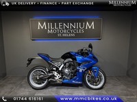 SUZUKI GSX-8R SPORTS BIKE