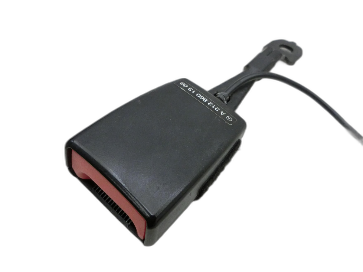 Mercedes W212 E200 13-16 Lim Gurtschloss Rechts Vorne  - Bild 1