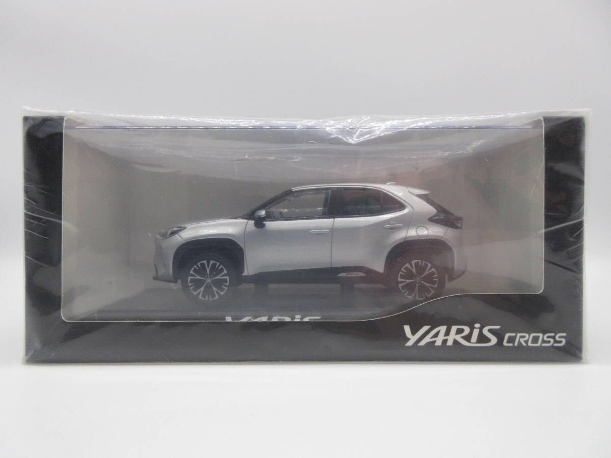 1:30 Toyota Yaris Cross Color Sample 1L0 Silver Metallic
