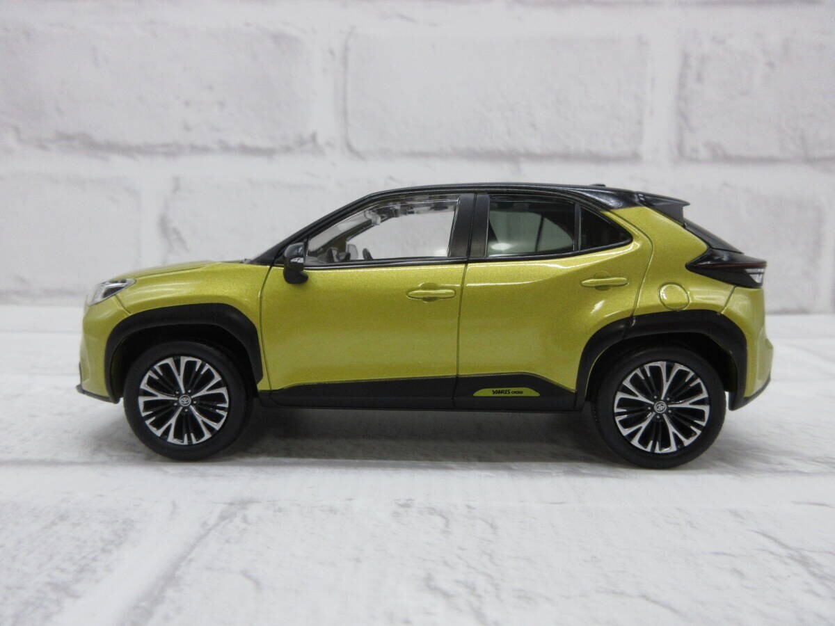 1:30 Toyota Yaris Cross Black mica x brass gold Color Sample