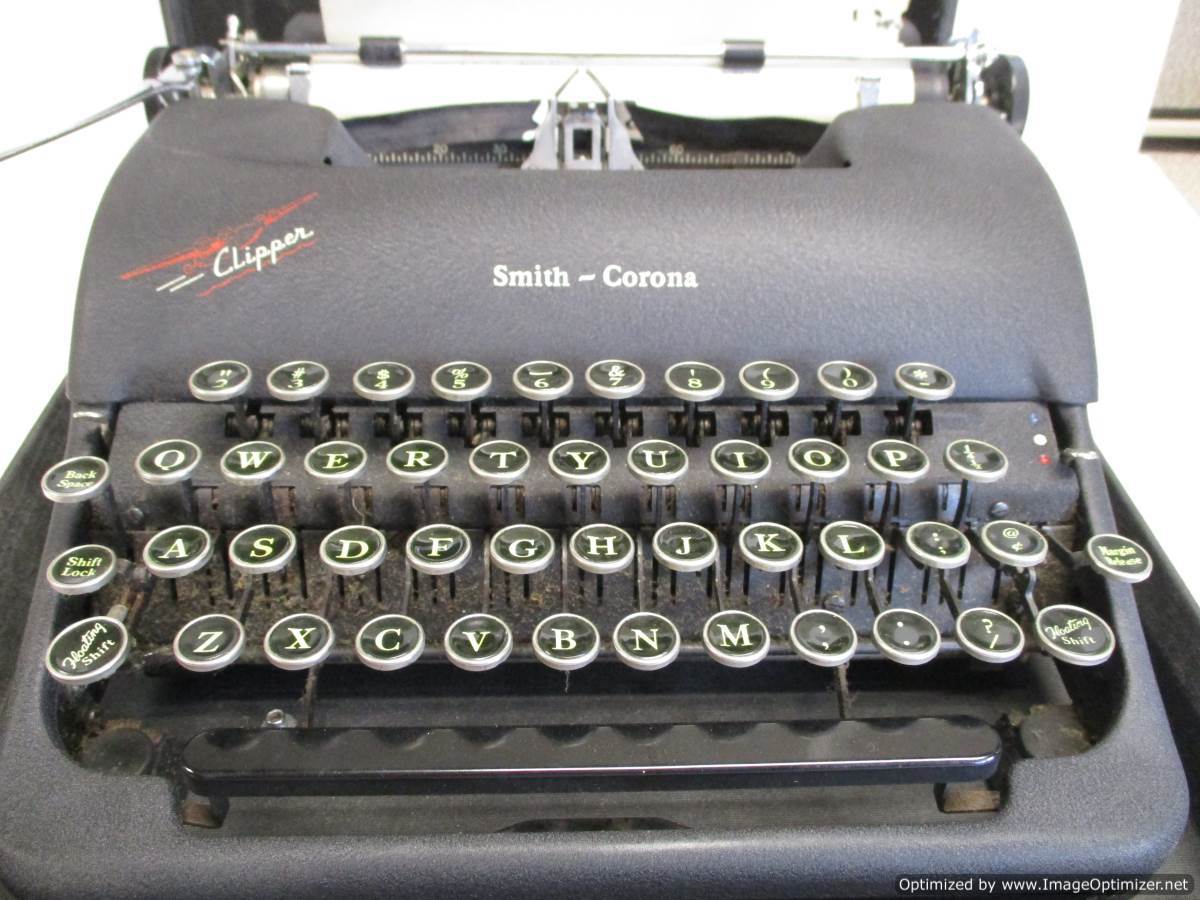 Vintage 1945 Smith Corona Clipper 4C Series Portable Typewriter With Case USA