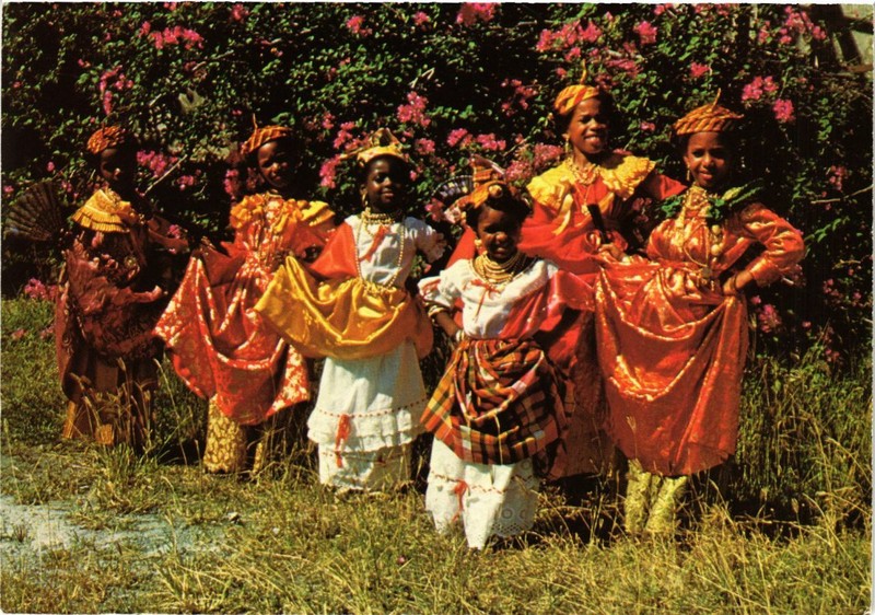 Cpm Jeunes Martiniquaises En Costumes Folklorique Martinique (871969)