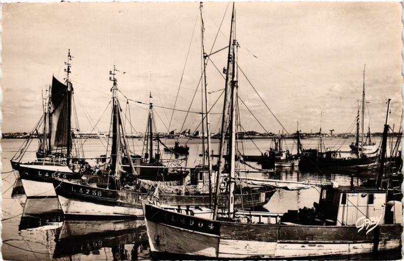 Cpa Port-Louis - Thoners Et Pinasses Au Port (293792)