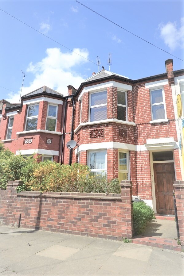 One Bedroom Flat with Garden in Chiswick | in Acton ...