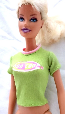 B1000 BARBIE FASHION AVENUE TREND CITY 1999 t-shirt top verde TOO COOL
