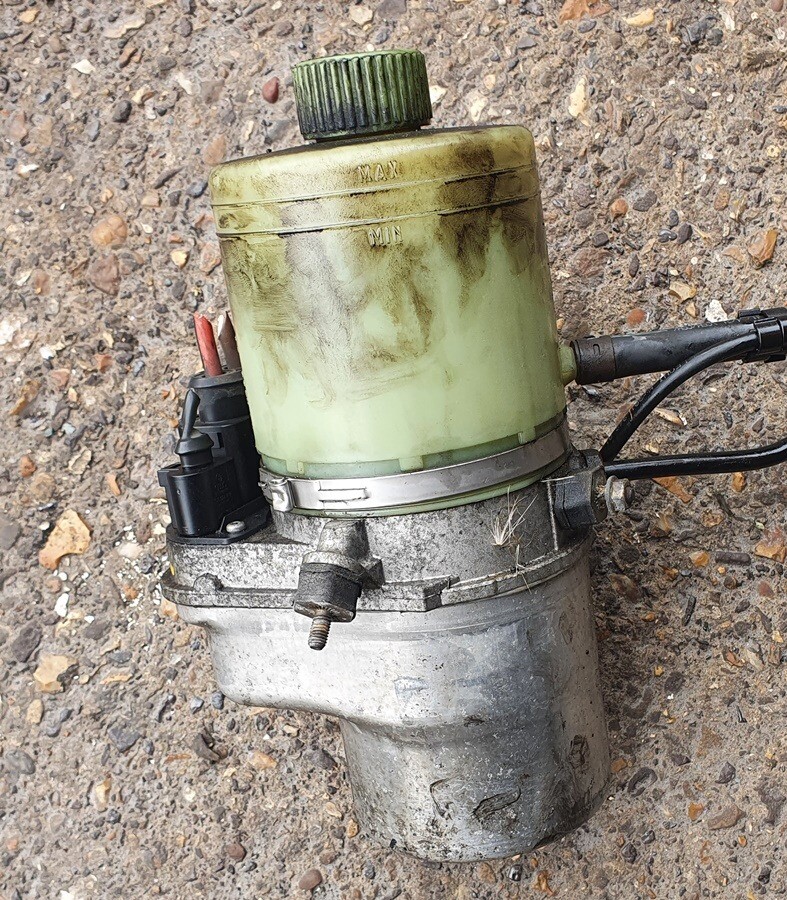 Seat VW Polo Power Steering Pump 2005 in Luton, Bedfordshire