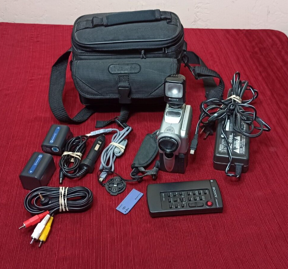 Sony DCR-PC101 Digital Video Camera Recorder Mini DV FOR PARTS OR REPAIR