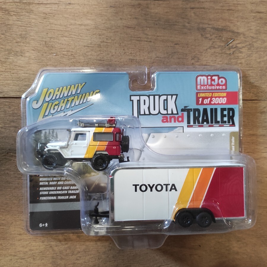 Johnny Lightning - 1980 Toyota Land Cruiser FJ40 Enclosed