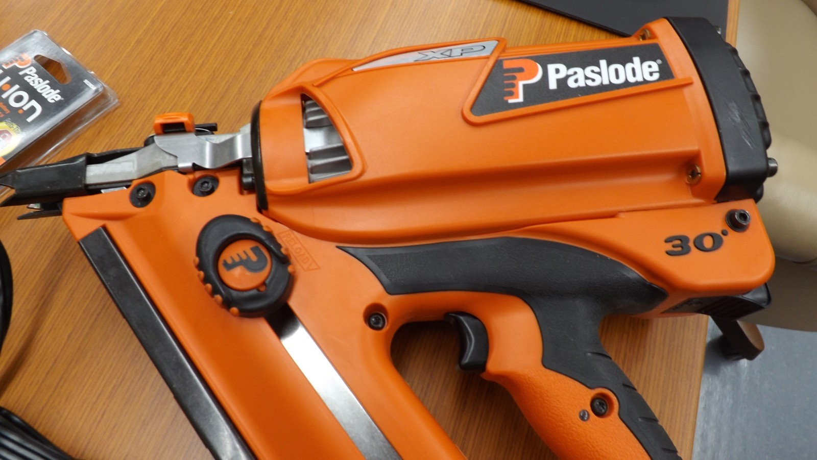 Paslode Cordless CF325XP Lithium-Ion 30° Framing Nailer SEALED BATTERY W/CHARGER