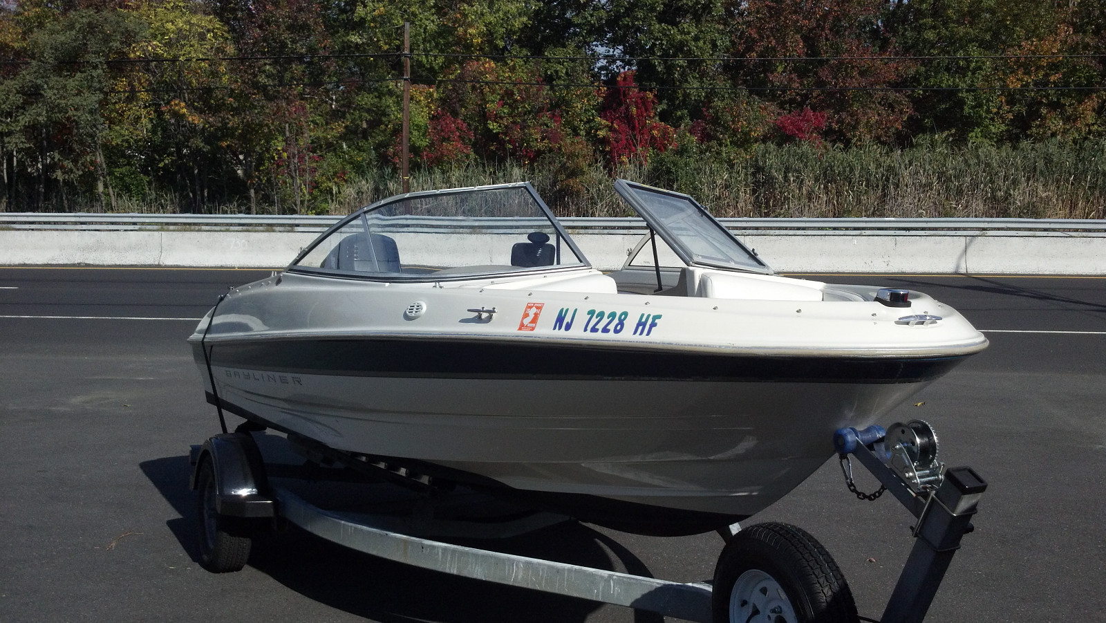 2000 BAYLINER BOWRIDER 1800 CAPRI 18 FT W/ TRAILER AND 125 HP W/TITLES
