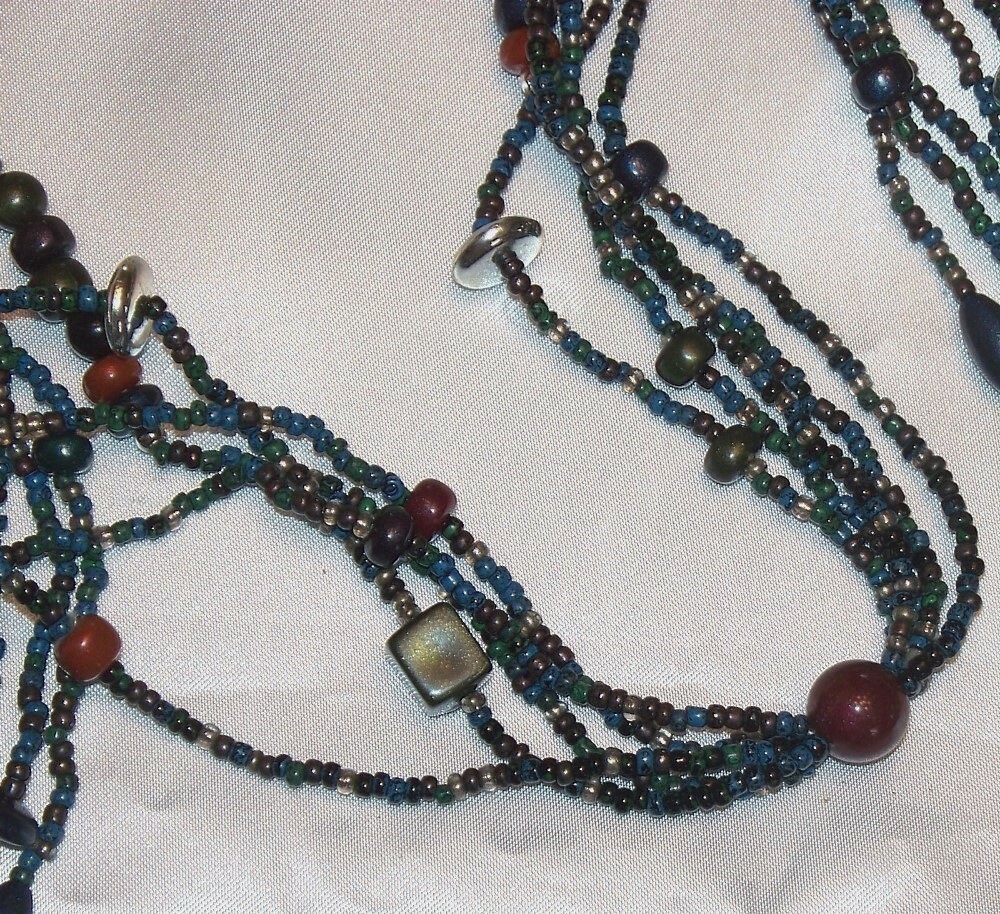 VINTAGE RUNWAY LONG MULTI STRAND GLASS & PLASTIC BEAD NECKLACE B636