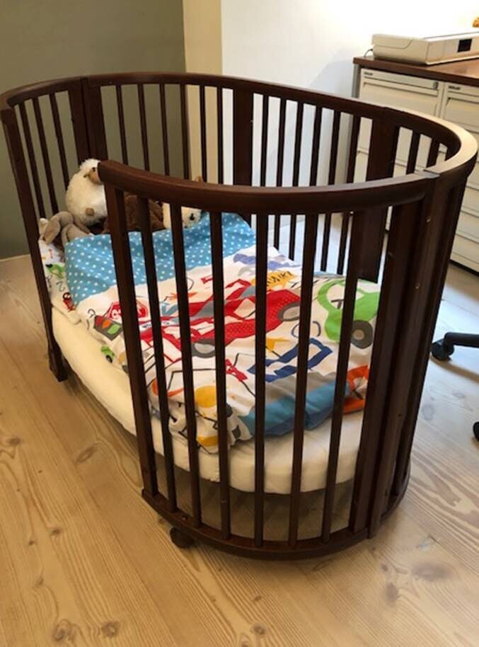 Stokke Sleepi & Mini bed in walnut excellent condition reduced to £