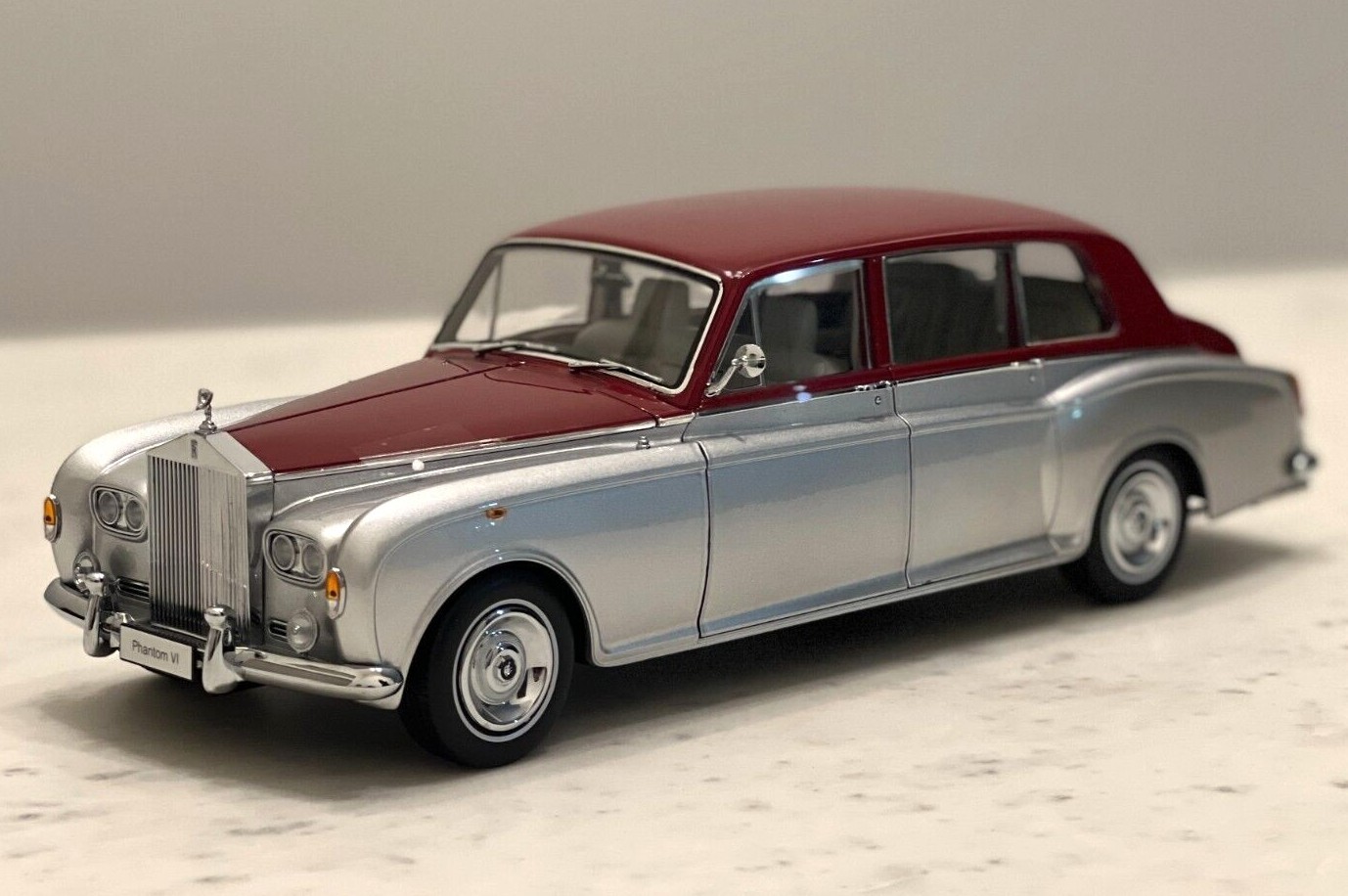 1/18 Rolls Royce Phantom VI EWB 1968 Silver Red Diecast
