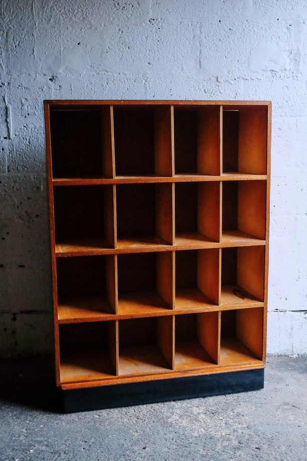 VINTAGE RETRO MID CENTURY WOODEN PIGEONHOLES PIGEONHOLES SHOE STORAGE