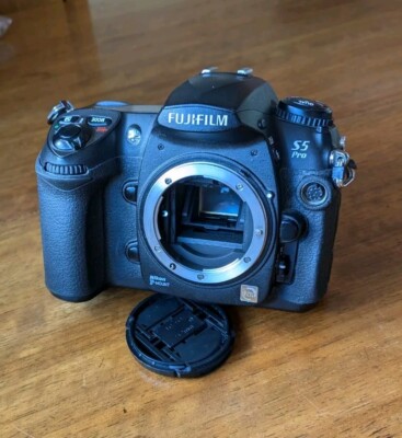 Fujifilm Finepix  S5 Pro 12.3MP Digital Camera  CCD sensor w. battery & charger