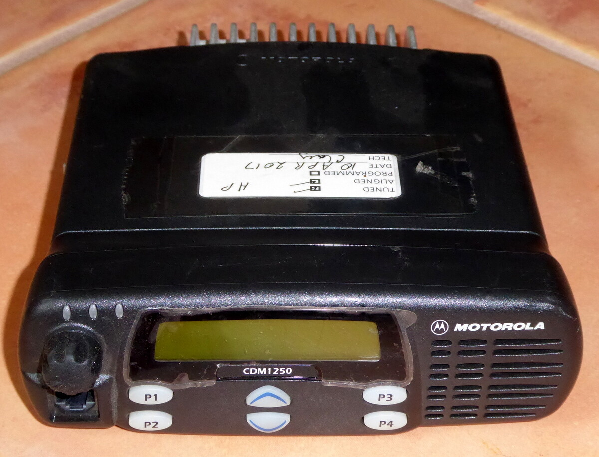 Motorola CDM1250 450527Mhz 40W 64Ch UHF Mobile Radio AAM25SKD9PW2ANの