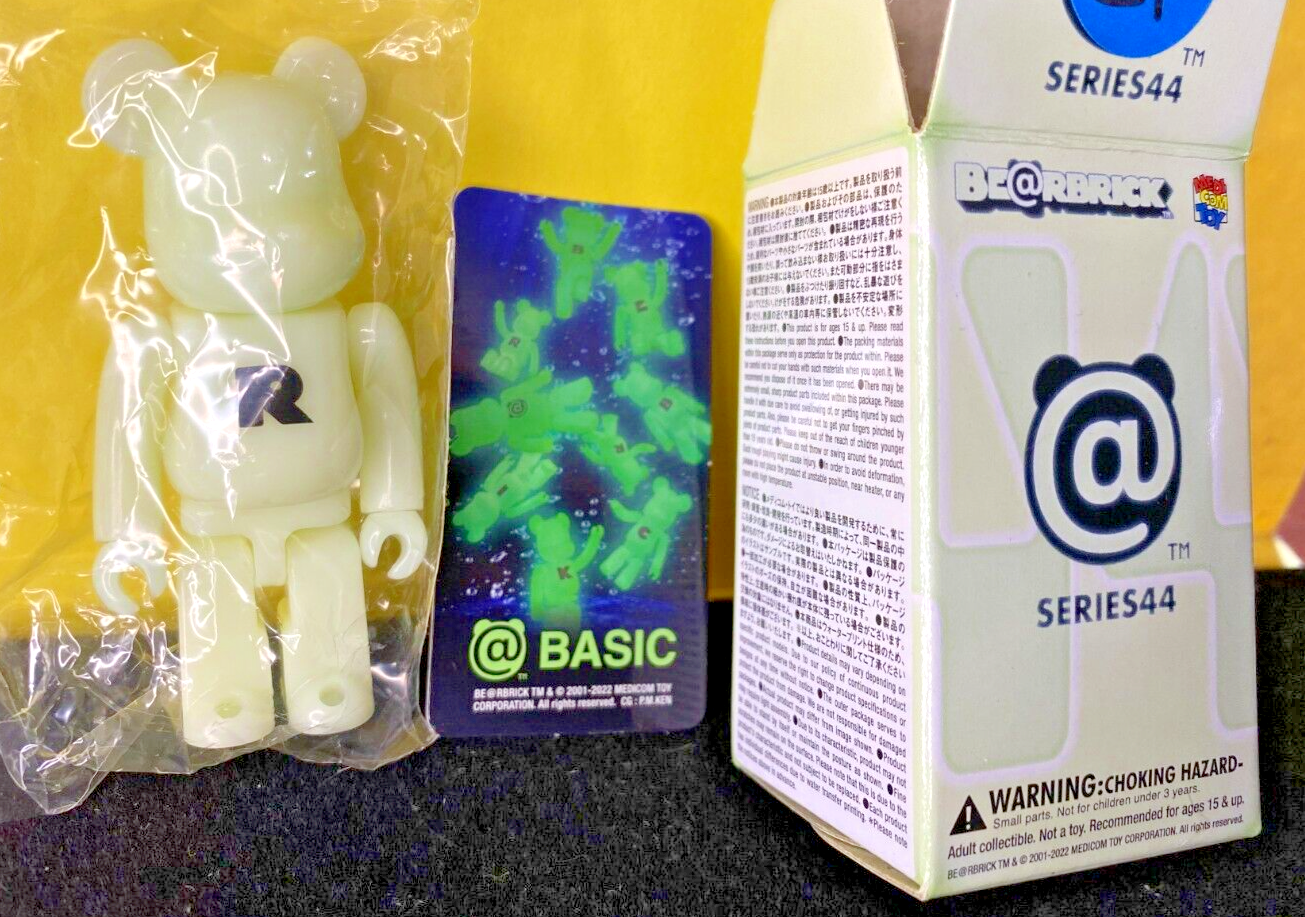 Medicom Bearbrick Series 44 BASIC R GLOW IN THE DARK 2022