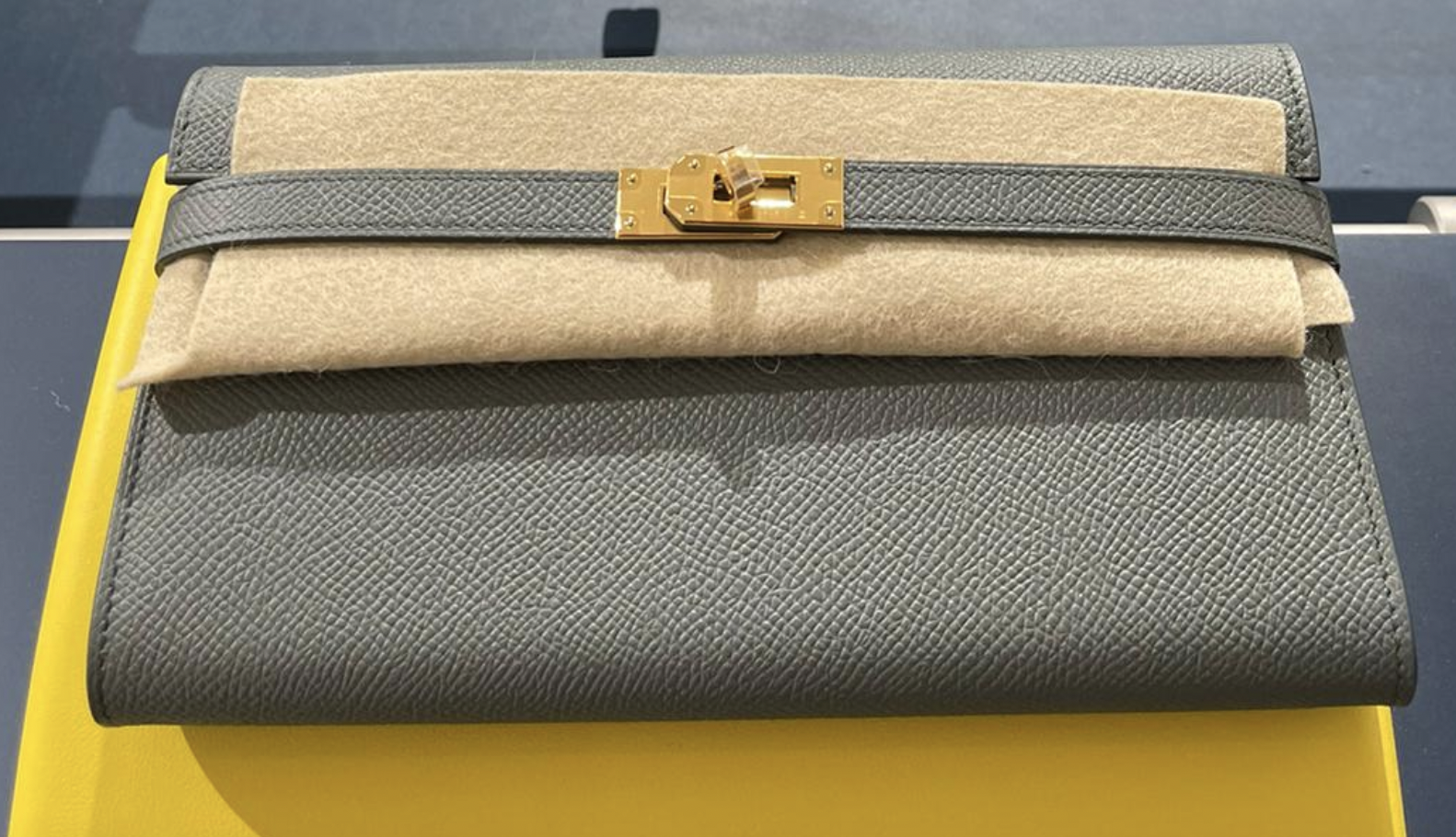 上品な色気【HERMES】Kelly Pocket Long wallet クラッチバッグ New HERMES Kelly Pocket Long Wallet Gold Hardware GHW Madame
