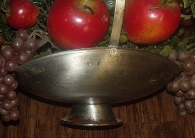 VTG METAL ALUMINUM FAKE FRUIT BASKET APPLES FIGURE PLASTIC GRAPES LEAVES DISPLAY