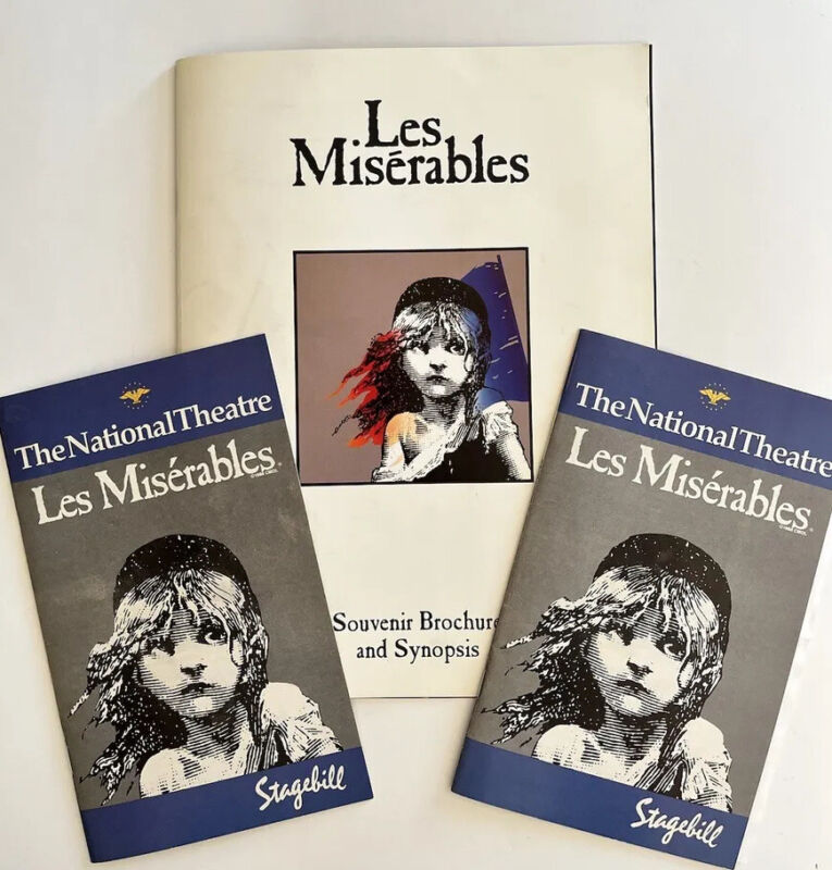 Les Miserables The National Theatre Stagebill & Booklet April 1996 Ephemera