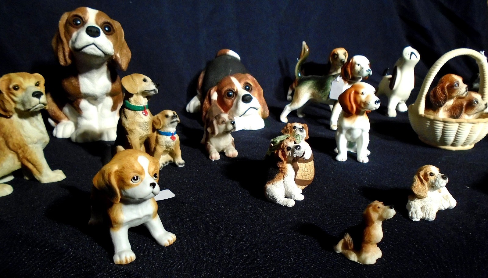 BEAGLE COLLECTION -- 17 FIGURINES -- ASSORTED SIZES -- AND STYLES -- MINT COND