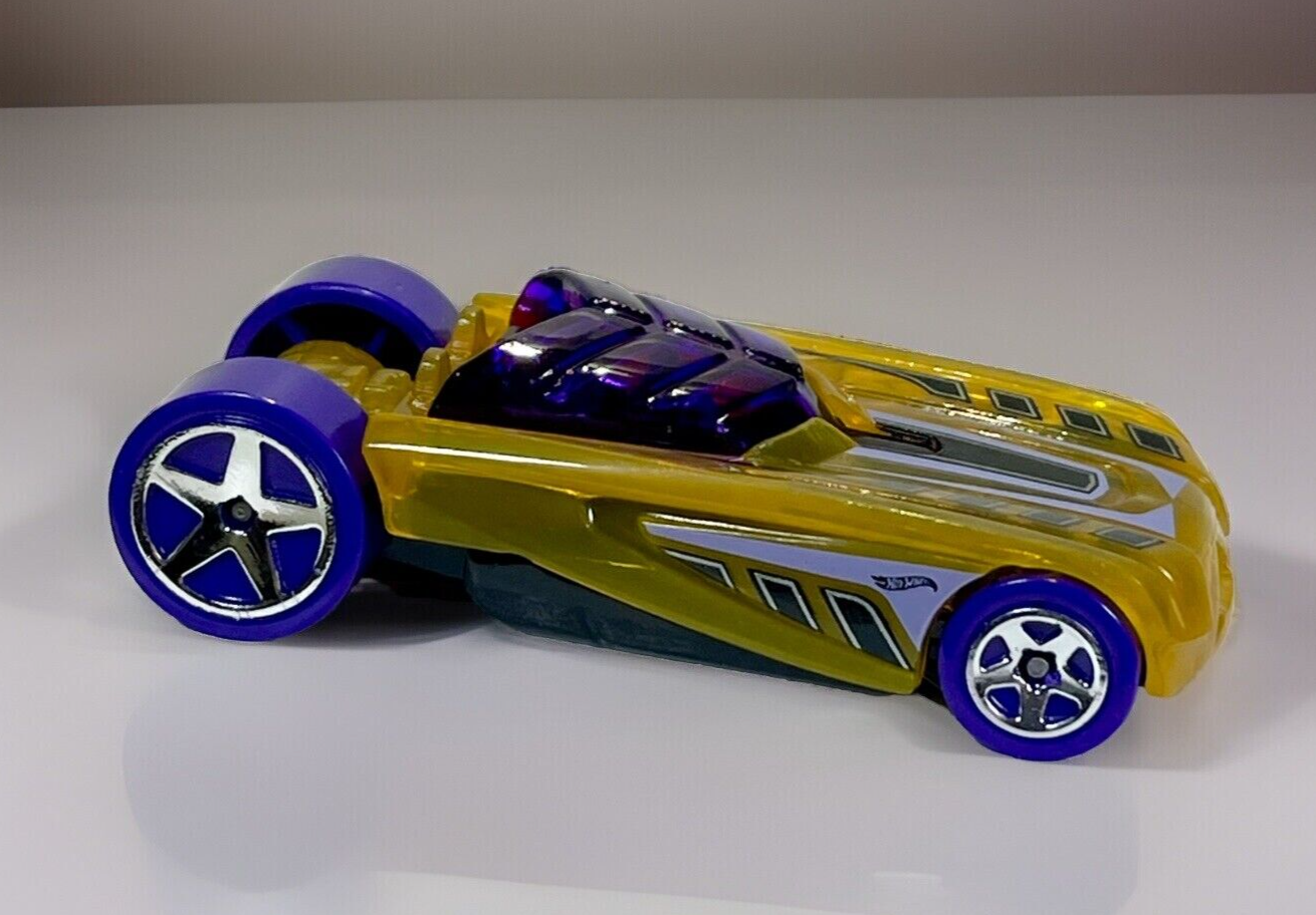 【Hot Wheels】HCK16　HFF29　HCY73　HCY72 Amazon.com: 2016 GT Race #67 White with Green and Red