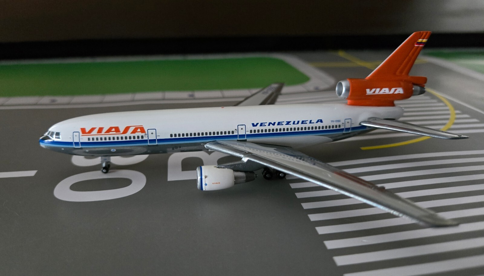 激レア　ノースウエスト航空　DC-10  Aeroclassics  1/400 Amazon.co.jp: 激レア ノースウエスト航空 DC-10 Aeroclassics