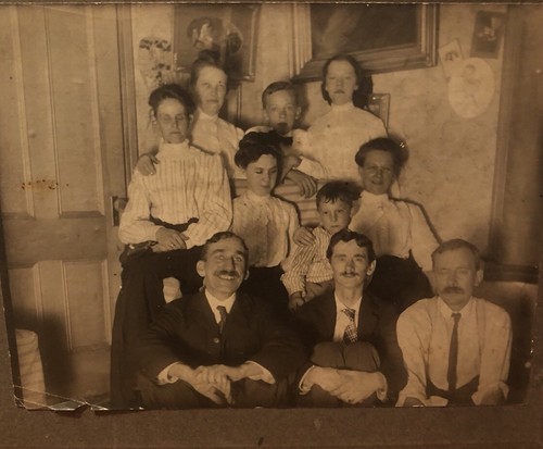Vtg Early 1900’s Amateur Family Photo  5 Women 2 Children 3 Men 6”x8” Home