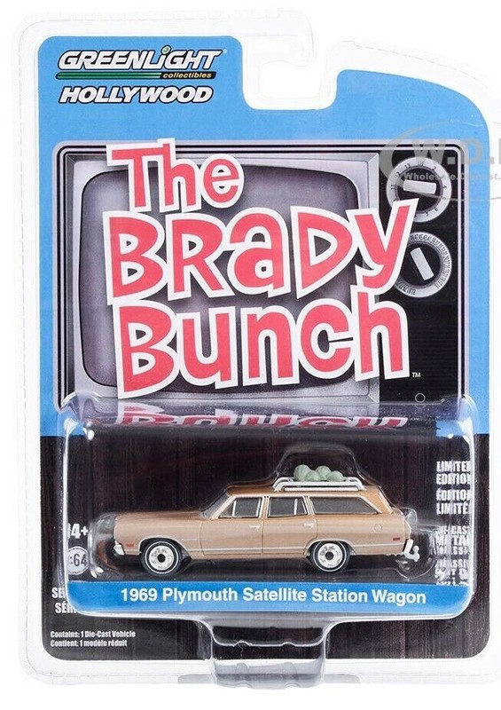Brady Bunch 1969 Plymouth Station Wagon Dirty Version* Greenlight Hollywood 1:64