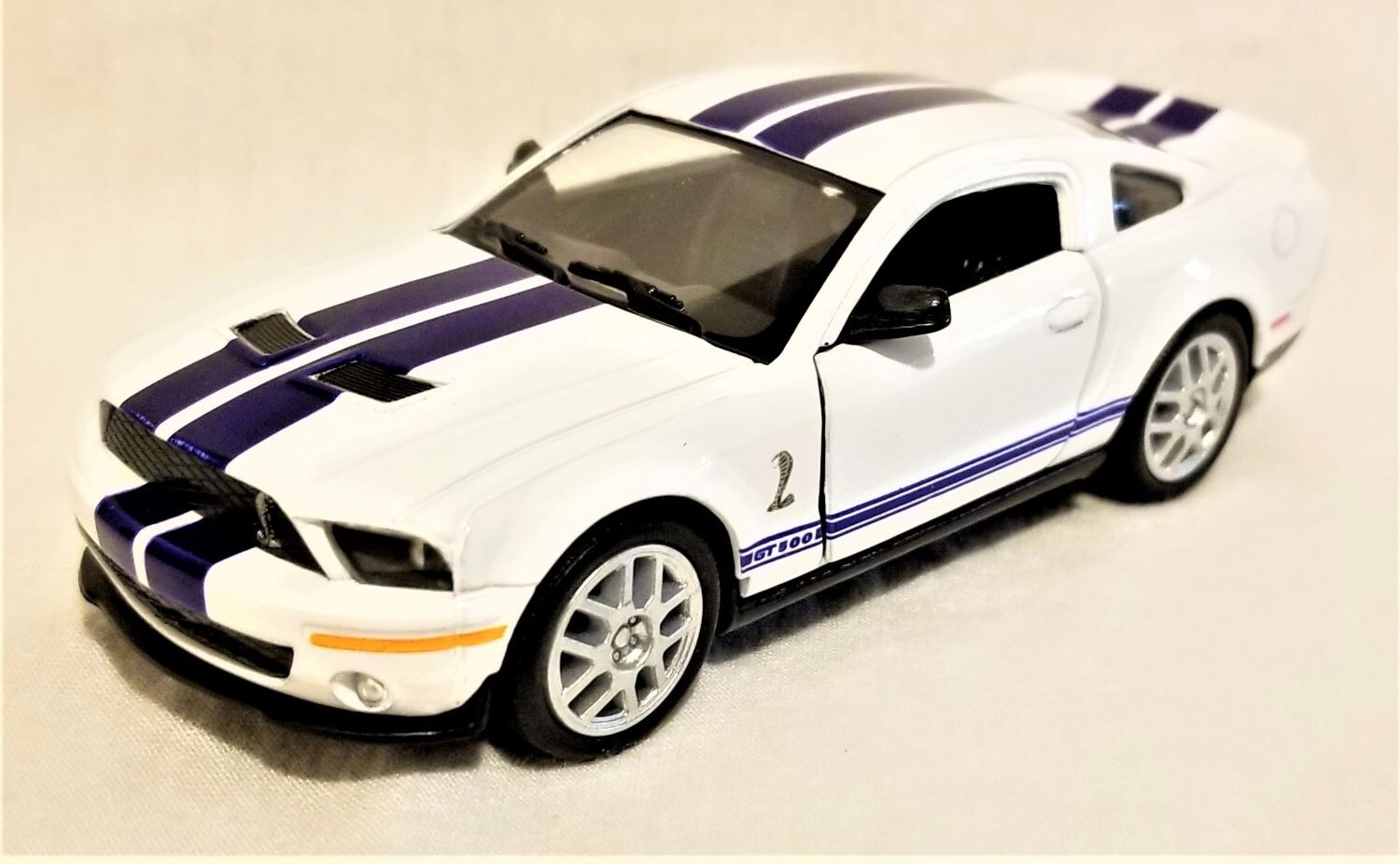 Kinsmart - 1:38 Scale Model 2007 Ford Shelby GT500 White